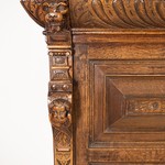 Антикварный дубовый шкаф в неоренессансной стилистике с резными фигурами 1850-х гг.