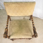 Антикварное дубовое кресло с витыми деталями и маскаронами 1870-х гг.
