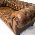 Винтажный кожаный диван с каретной стяжкой