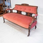 Старинный диван с резными деталями