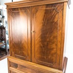 Старинный шкаф в классическом стиле