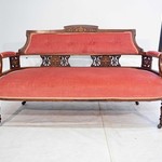 Старинный диван с резными деталями