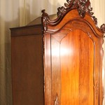 Антикварный платяной шкаф в стиле неорококо с резным навершием 1860-х гг.