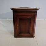 Антикварный угловой дубовый шкафчик 1860-х гг.