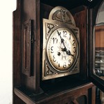 Элегантные настенные часы в классическом стиле в дубовом корпусе