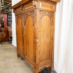Антикварной шкаф с резными головками 1690-х гг. 