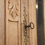 Антикварный буфет светлого дуба с резным убранством 1860-х гг. 