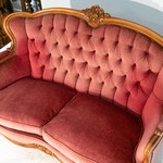 Винтажный диван с розовой обивкой