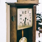 Старинные настенные часы в корпусе из дуба