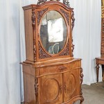Антикварный шкаф с роскошным резным навершием 1850-х гг. 