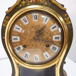 Антикварные настольные часы с латунным циферблатом и полихромной флоральной росписью