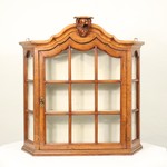 Антикварная настенная витрина со скошенными торцами 1890-х гг. 