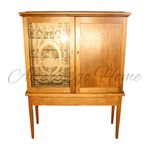 Антикварный шкаф на высоких ножках 1920-х гг. 