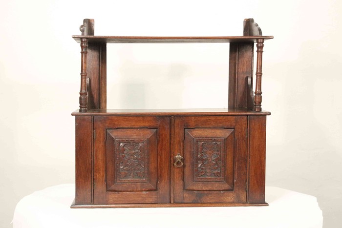 Антикварный навесной шкафчик с зеркальным полотном 1900-х гг. 