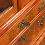 Антикварная горка с фигурной линией фасада 1900-х гг. 