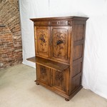 Антикварный шкаф с резными композициями 1870-х гг.