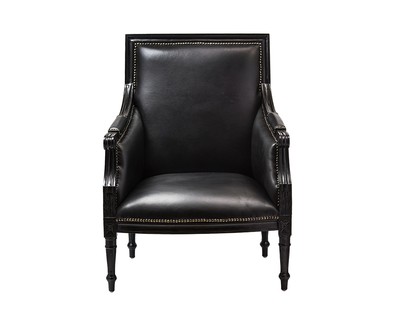 Кожаное кресло черного цвета с каркасом из дерева