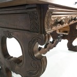 Антикварный стол на скульптурных ножках