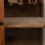 Антикварный чайный столик со стеклянными дверцами 1910-х гг. 