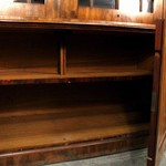 Антикварный книжный шкаф с арочным декором 1860-х гг. 