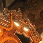 Антикварный шкаф-секретер с разомкнутым фронтоном 1950-х гг. 