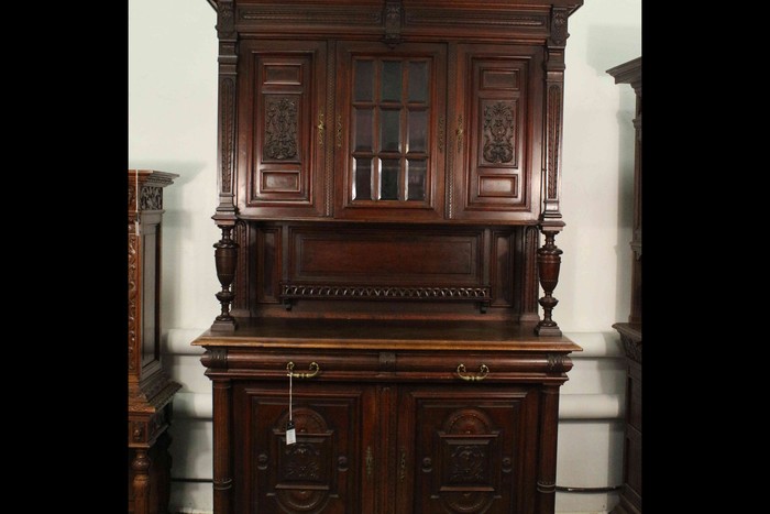 Антикварный буфет с резным декором 1860-х гг. 