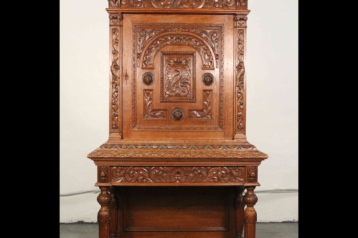 Антикварный французский дубовый шкаф 1860-х гг. 