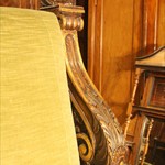 Антикварный диван с резными локотками 1850-х гг. 