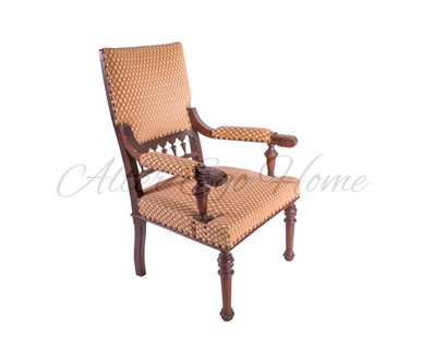 Антикварное кресло с миниатюрными балясинами