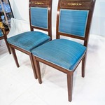 Старинные парные стулья с синей обивкой