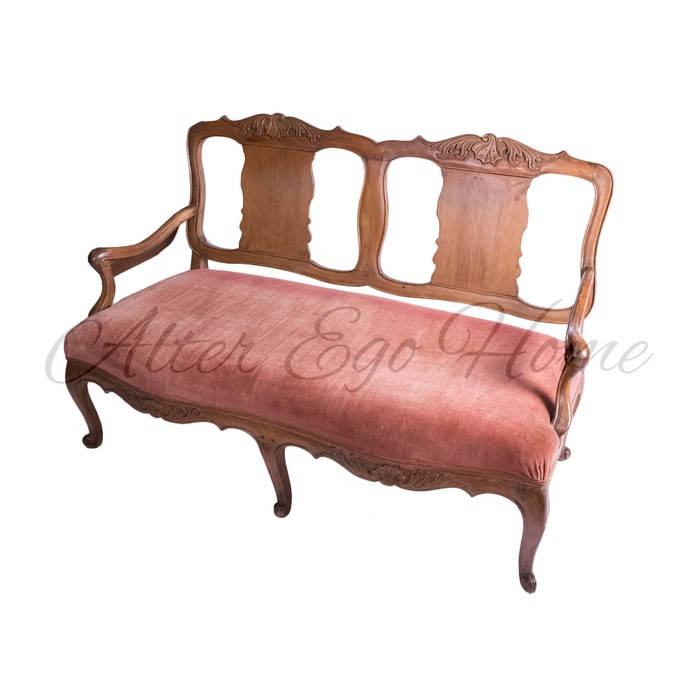 Антикварный диван с резной спинкой 