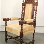 Антикварное кресло с резным щитковым навершием 1850-х гг. 