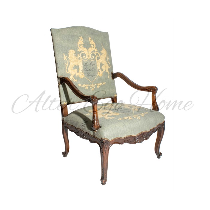 Антикварное ореховое кресло с гербовым изображением 1920-го года