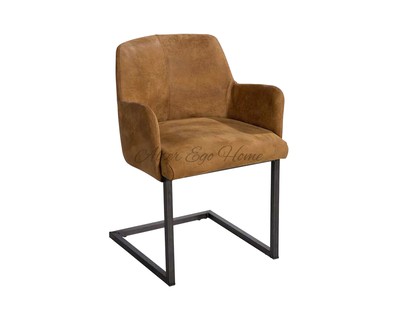 Кожаный стул со сплошной спинкой желтовато-коричневого цвета