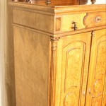 Антикварный ореховый шкаф с открытым ярусом 1870-х гг. 