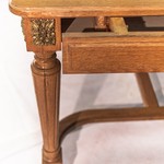 Антикварный стол с фигурными проногами