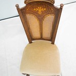 Старинные стулья с ротанговыми спинками и фигурными навершиями 1950-х гг.