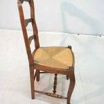 Комплект антикварных стульев с резными раковинами