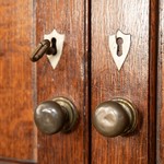 Антикварный двухъярусный шкаф из дуба 1820-х гг