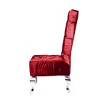Красный бархатный стул с прямой спинкой