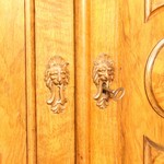 Антикварный ореховый шкаф с открытым ярусом 1870-х гг. 