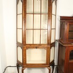 Антикварная витрина на изящных ножках-кабриоль 1890-х гг. 