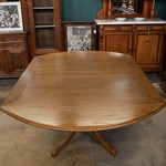 Антикварный столик с круглой столешницей 1950-х гг. 