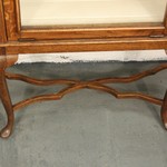 Антикварная витрина на изящных ножках-кабриоль 1890-х гг. 