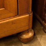 Антикварный платяной шкаф из вишни 1850-х гг. 
