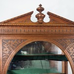 Антикварный шкаф-витрина с разомкнутым фронтоном 1850-х гг.