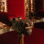 Антикварное кресло в стиле неоренессанс с гербовым щитком на навершии 1850-х гг. 