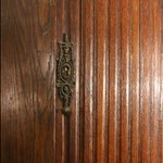 Антикварный угловой шкаф с разомкнутым фронтоном 1760-х гг.