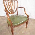 кресло с зеленой кожаной обивкой