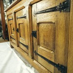 Сервант-комод в стиле историзм с тремя дверками на фасаде с декоративными металлическими петлями и ручками